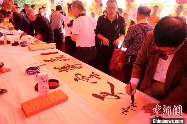 两岸书画家现场交流互动挥墨书写。　张金川 摄