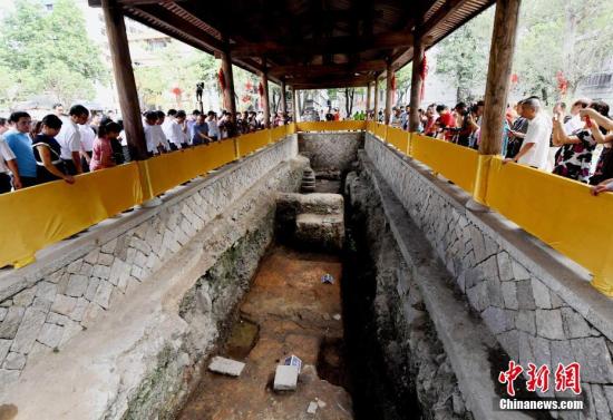 资料图：位于福州中山大院的唐代马球场遗址吸引民众观看。<a target='_blank' href='http://www.chinanews.com/'>中新社</a>记者 刘可耕 摄