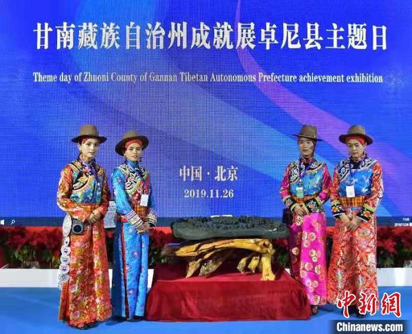 《中华民族大团结砚》展示给观众。供图