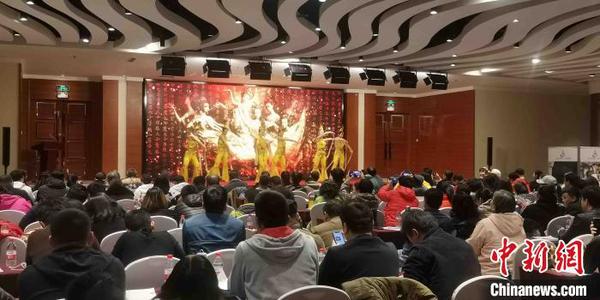 观众观看现场表演的敦煌飞天舞?！『匦±?摄