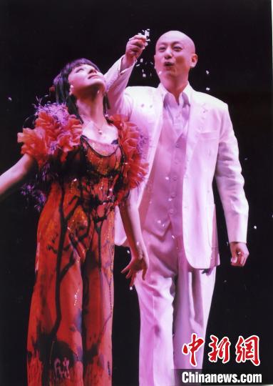 《生活秀》剧照，刘子薇(左)和关栋天(右)领衔。武汉京剧院供图