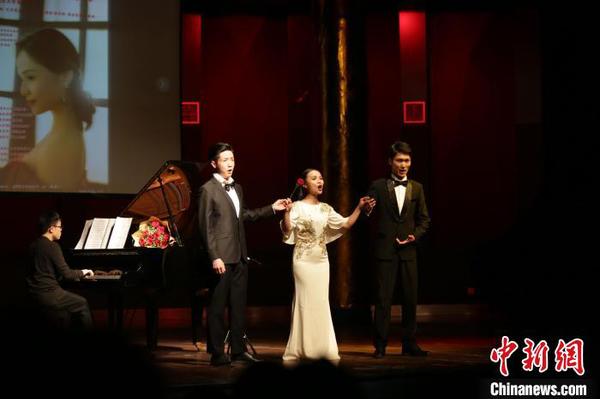 张颖携学生同台表演?！〗?摄