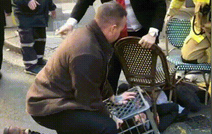 澳大利亚悉尼街头，杰西用牛奶箱制服歹徒。图片来源：视频截图