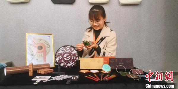 甘肃大学生“推陶出新”：冀千年彩陶成衣食住行“新伴侣”