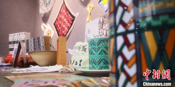图为大学生创作的具有彩陶条纹的杯具等产品。　魏建军 摄