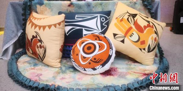 图为富有彩陶文化元素设计的抱枕?！∥航ň?摄