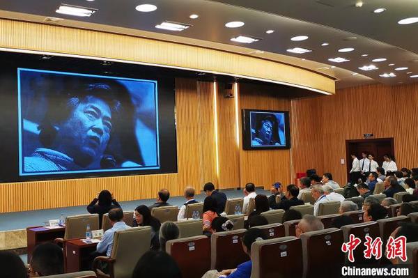 本场活动以介绍陈映真先生的视频开场，与会人员通过6分钟的短片共同缅怀这位台湾爱国作家。　孙虹 摄