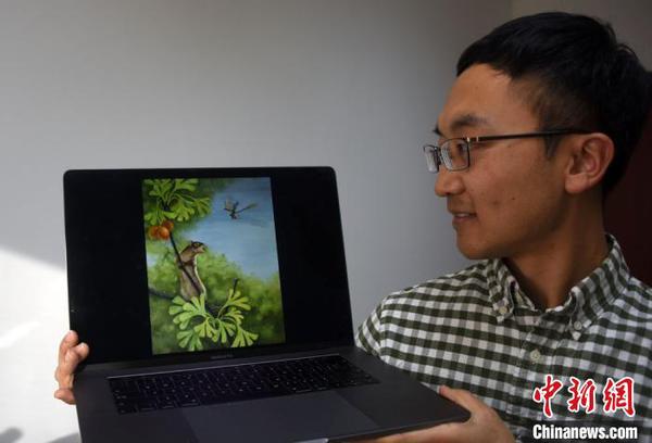 王海冰展示介绍盖氏热河俊兽的生态复原图?！∷镒苑?摄