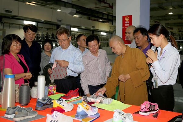 图为福建省政协委员考察全省经济社会事业发展新成就现场