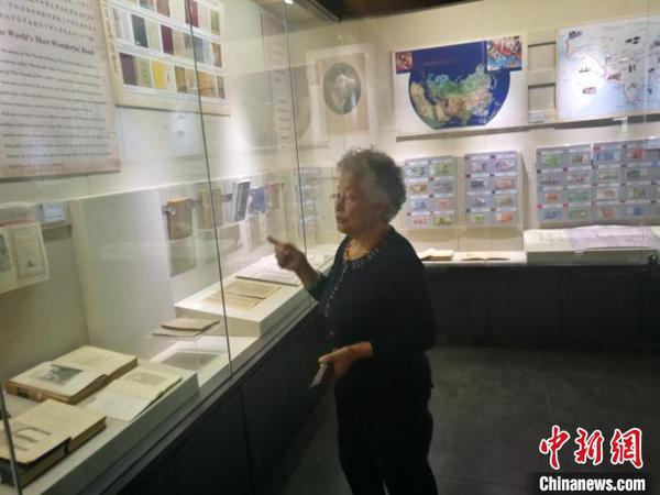 图为马可·波罗文献馆代理馆长张继霞向记者介绍该馆珍藏的罕见书籍。　李爱平 摄