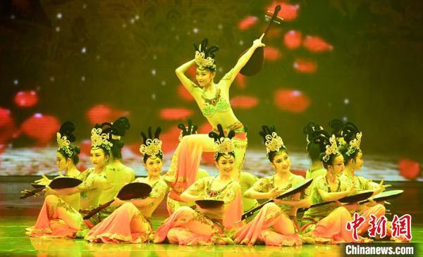 图为剧目《妙音反弹》表演现场?！⊙钛廾?摄