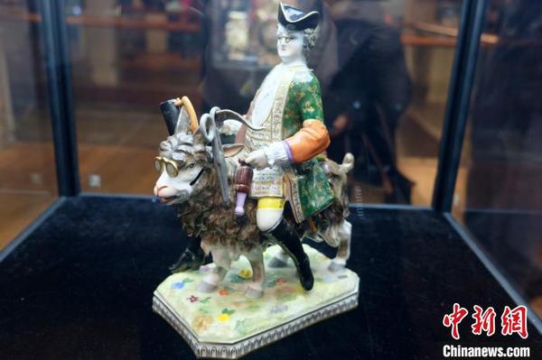 “欧洲瓷器三百年展”?！∠目×?摄
