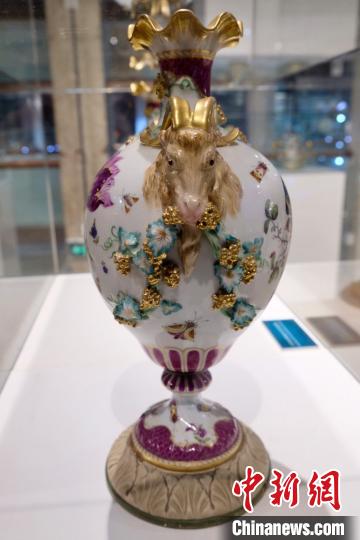 “欧洲瓷器三百年展”?！∠目×?摄