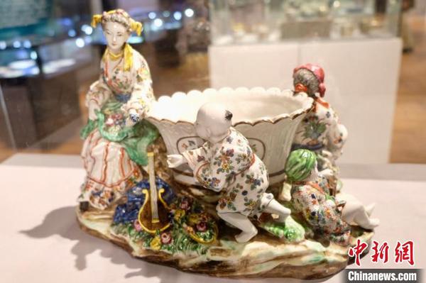 “欧洲瓷器三百年展”。　夏俊龙 摄