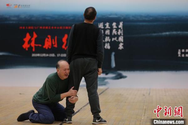 原创话剧《林则徐》在排练中 肖一 摄