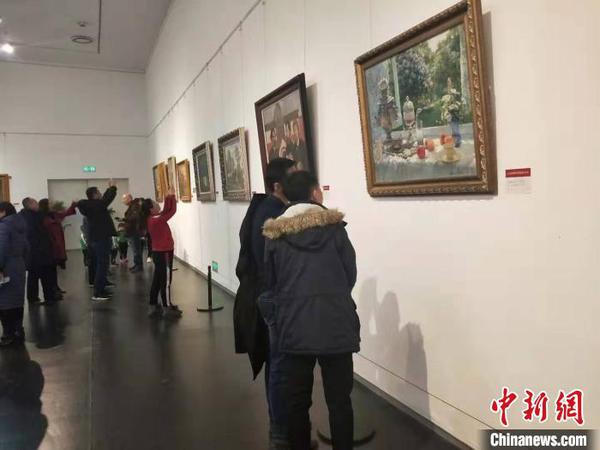 20世纪俄罗斯经典绘画作品展6日在山西省太原美术馆展出?！⊙钆迮?摄