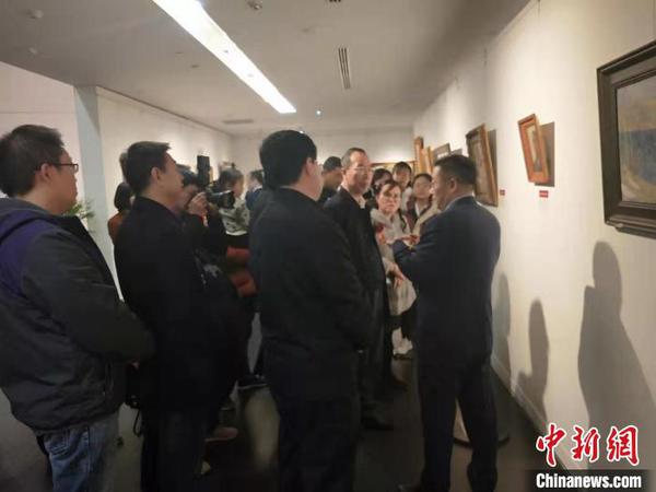 此次展出的103幅油画以20世纪为主，跨越百余年的历史。　杨佩佩 摄