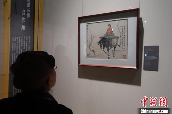 观众观看展览。　韩宏 摄