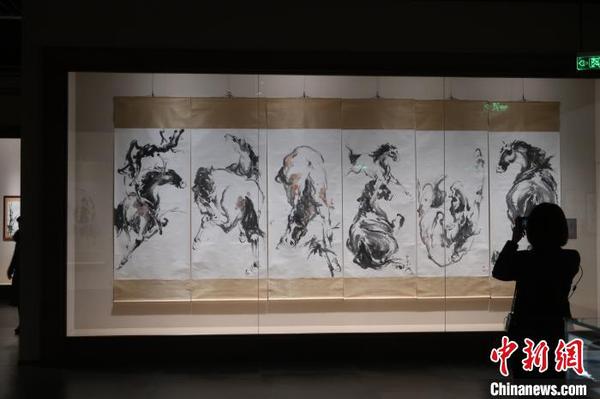 观众拍摄展品?！『?摄