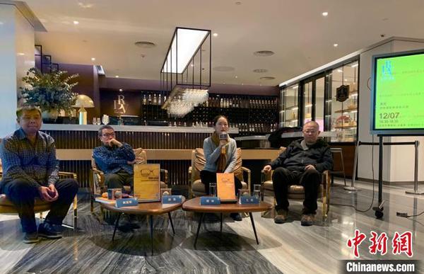 《救赎的可能——走近史铁生》烛见史铁生“思想者”一面