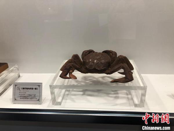 图为“横行海内外第一蟹”木雕作品?！×植?摄