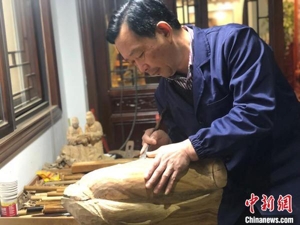 图为胡建华雕刻场景。　林波 摄