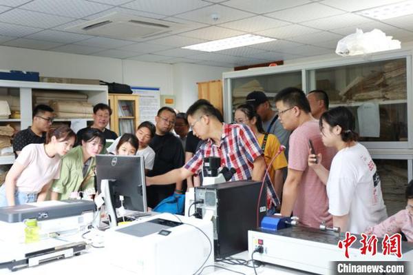 往届研修班学员们在交流学习?！」恿?摄