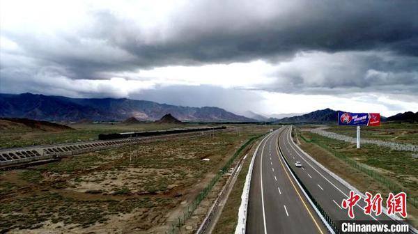 西藏纪录片《极地通途》9日首播讲述人与公路的故事