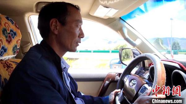 涉藏纪录片《极地通途》于12月9日在《西藏卫视》首播，讲述人与公路的故事。图为在高原以路为伴的驾驶员(12月9日 纪录片截屏图) 纪录片制作方供图 摄