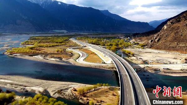涉藏纪录片《极地通途》于12月9日在《西藏卫视》首播，讲述人与公路的故事。图为横跨在高原江河之上的公路(12月9日 纪录片截屏图) 纪录片制作方供图 摄