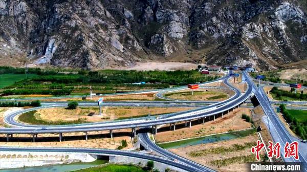 涉藏纪录片《极地通途》于12月9日在《西藏卫视》首播，讲述人与公路的故事。图为高原纵横交错的公路与立交桥(12月9日 纪录片截屏图) 纪录片制作方供图 摄