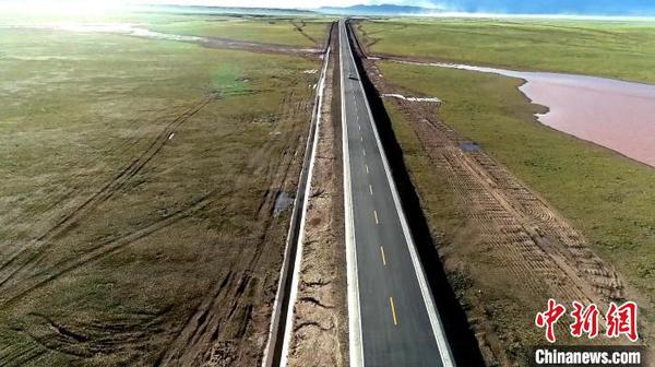 涉藏纪录片《极地通途》于12月9日在《西藏卫视》首播，讲述人与公路的故事。横跨在西藏高原的公路(12月9日 纪录片截屏图) 纪录片制作方供图 摄