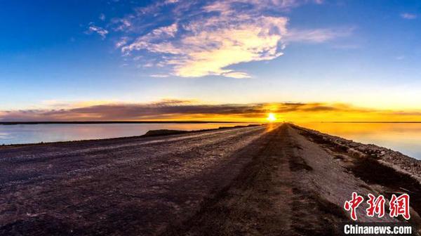 涉藏纪录片《极地通途》于12月9日在《西藏卫视》首播，讲述人与公路的故事。图为高原日光下的初始公路(12月9日 纪录片截屏图) 纪录片制作方供图 摄