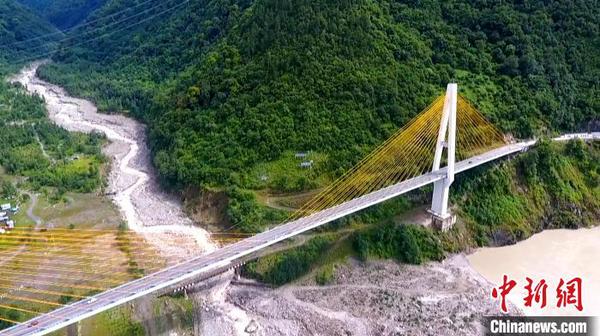 涉藏纪录片《极地通途》于12月9日在《西藏卫视》首播，讲述人与公路的故事。图为位于林芝市境内的通麦大桥(12月9日 纪录片截屏图) 纪录片制作方供图 摄