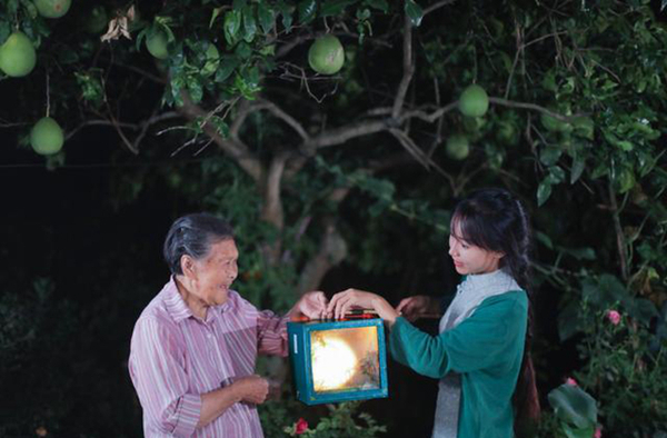 资料图：李子柒（右） （图片来自李子柒微博）