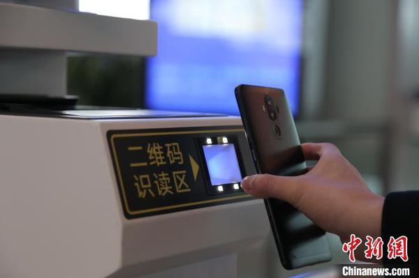 图为旅客使用客票二维码检票乘车?！〉藻?摄