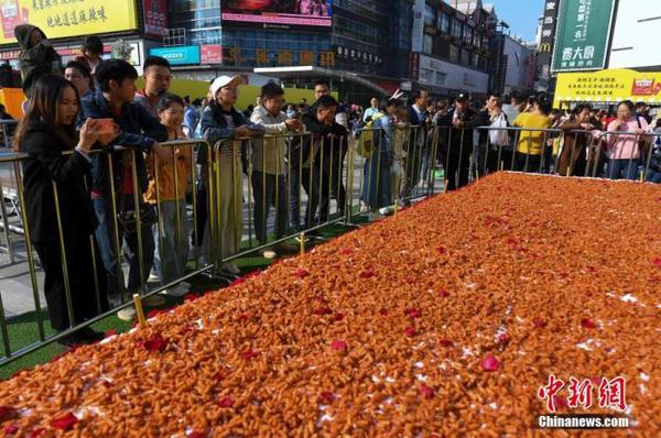 资料图：辣条蛋糕亮相街头。中新社记者 杨华峰 摄