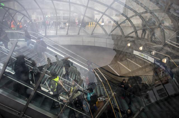 法国全国大罢工再次严重影响交通，图为12月9日，在法国巴黎，乘客离开地铁站。（图片来源：新华社）