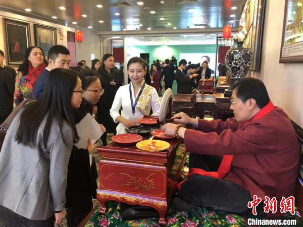 从山西、全国到国外，山西工艺美术集团一步步扩大交流范围，为山西的工艺美术从业人员、大师及爱好者，搭建展示、交流、合作、研讨、开发的交流平台。　受访者供图 摄