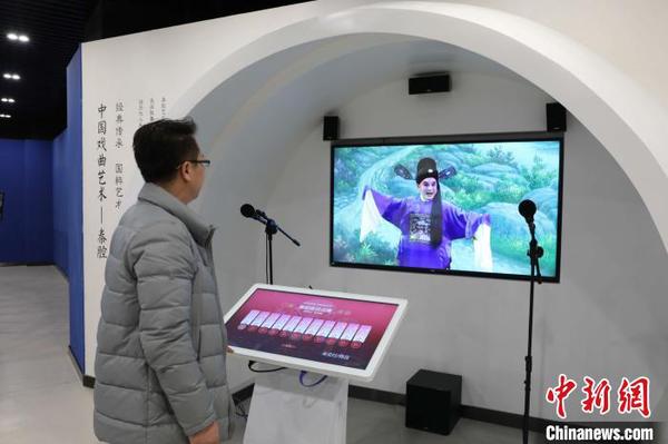 市民在宁夏银川市秦腔传承?；せ氐奶逖槭已莩厍黄?。　李佩珊 摄