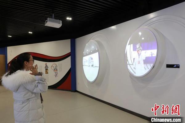 市民在宁夏银川市秦腔传承?；せ靥逖槭夷诶猛队啊盎弧鄙锨厍蝗宋镄型?。　李佩珊 摄