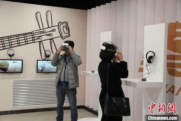 市民在宁夏银川市秦腔传承?；せ靥逖槭夷谑褂胿r眼镜观看秦腔表演?！±钆迳?摄