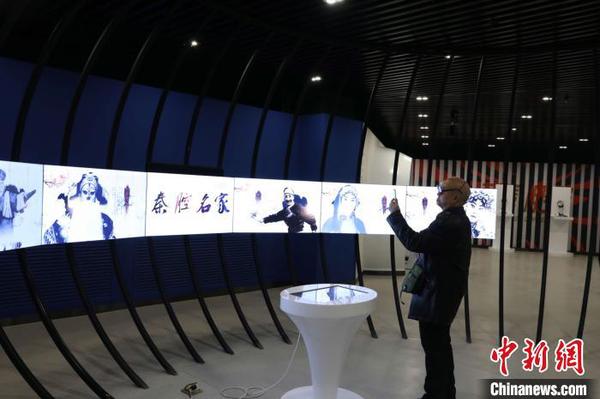 市民在宁夏银川市秦腔传承?；せ靥逖槭夷诮胁喂邸！±钆迳?摄