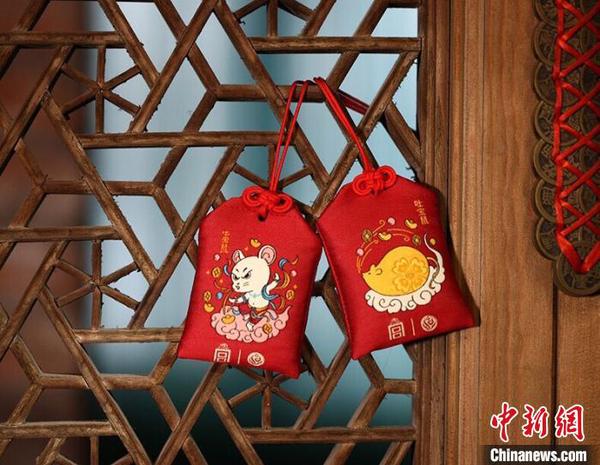 吐宝鼠织锦缎刺绣福袋 主办方供图