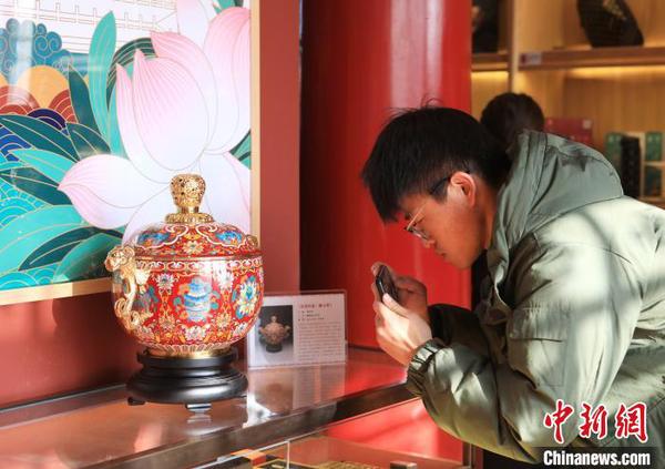 景泰蓝精品“富贵传家·聚宝尊” 董婧佳 摄