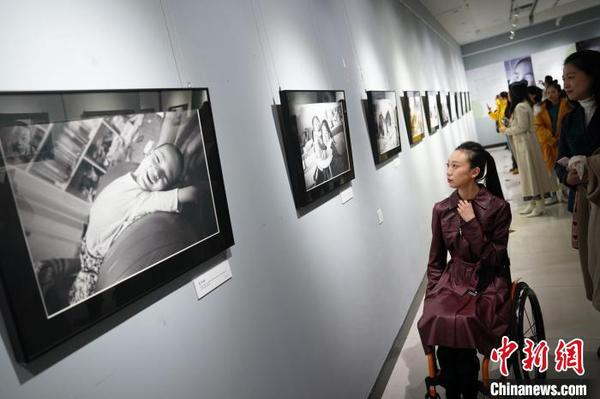 刘岩参观展览 主办方供图