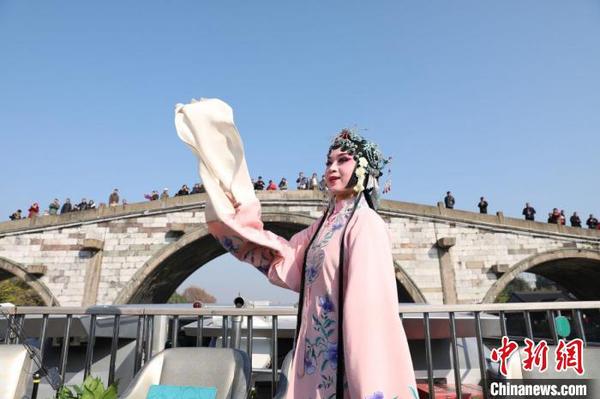 大运河京杭雅集活动现场，浙江昆剧团国家一级演员杨崑进行表演。　徐军(通讯员) 摄