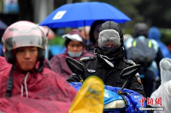 资料图：12月5日，福州一位出行的市民将自己包裹得严严实实。张斌 摄