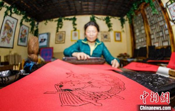 浙江传统年画“坚守者”：一板一刷重现年味光泽