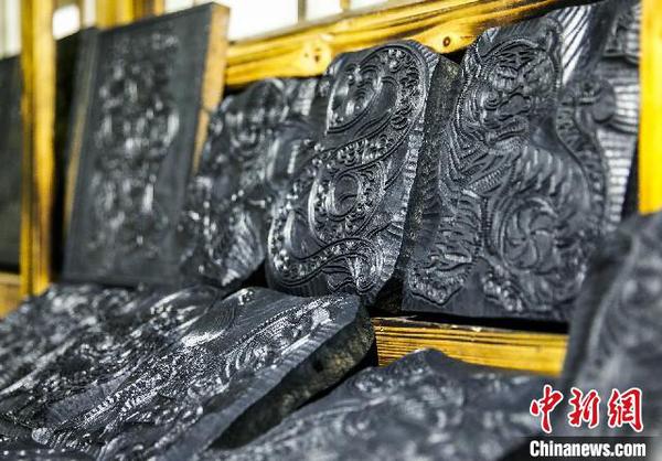 一板一刷间重现年味光泽 张卉 摄